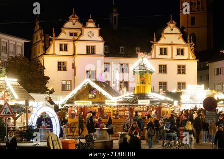 Darmstadt Impressionen 20.11.2023 Weihnachtslichter auf und neben dem Weihnachtsmarkt auf dem Marktplatz am ersten Tag zur Eröffnung mit Blick auf das Alte Rathaus Darmstadt Hessen Deutschland *** Darmstadt Impressionen 20 11 2023 Weihnachtsbeleuchtung auf und neben dem Weihnachtsmarkt auf dem Marktplatz am ersten Tag von die Eröffnung mit Blick auf das Alte Rathaus Darmstadt Hessen Deutschland Credit: Imago/Alamy Live News Stockfoto