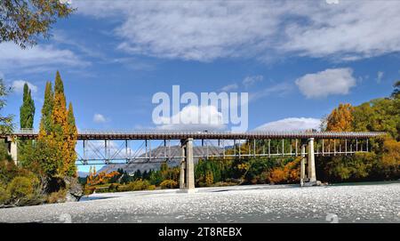 Alte Untere Shotover-Brücke. Queenstown. NZ, 10 Kilometer von Queenstown (abseits der Autobahn 6) entfernt, wurde 1871 erbaut und bietet 360 einen atemberaubenden Panoramablick auf den Shotover River Stockfoto