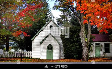 St. Pauls. Arrowtown, St. Pauls ist seit über hundert Jahren fast unverändert geblieben. Im Jahr 1973 wurde ein Buntglasfenster von Frau Sally Lusk zur Erinnerung an ihren verstorbenen Ehemann geschenkt. Das moderne Fenster zeigt die Bäume, Hügel und Täler der Gegend und das Gold, aus dem die Stadt entsprang, und fügt sich in die viktorianische Architektur des Gebäudes ein Stockfoto