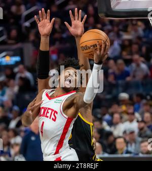 San Francisco, USA. November 2023. Jalen Green (Front) von Houston Rockets geht am 20. November 2023-2024 in San Francisco, USA, für ein Lay-up während des regulären NBA-Saisonspiels zwischen den Golden State Warriors und den Houston Rockets 2023. Quelle: Dong Xudong/Xinhua/Alamy Live News Stockfoto