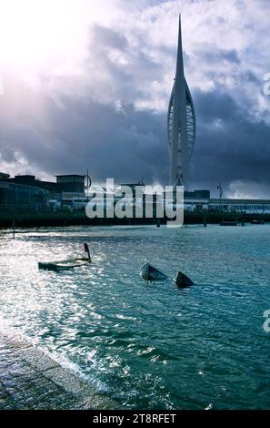 Versunkene Boote hüpfen im Hafen an der harten Hutbahn in Portsmouth Stockfoto