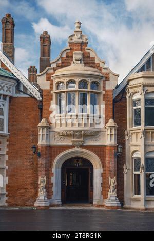 Der Eingang zum Bletchley Park Mansion, der Heimat der Code-Breakers, die zusammen mit Alan Turing den Code während des 2. Weltkriegs brachen. Stockfoto