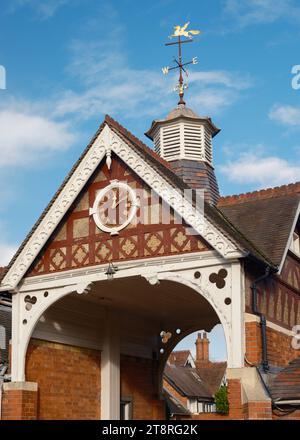 Der Uhrenturm und die Wetterfahne im Bletchley Park Museum, Heimat der berühmten Codebrecher während des 2. Weltkriegs Stockfoto