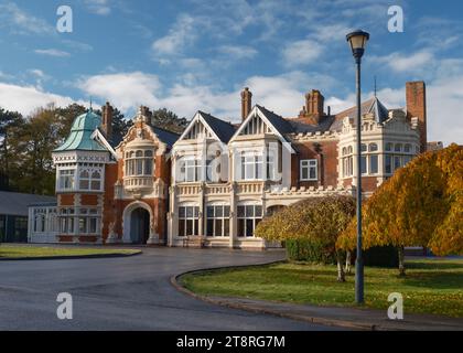 Das Äußere des Bletchley Park Mansion, berühmt für die Heimat der Code-Breakers und das Brechen des Eligma-Codes während des 2. Weltkriegs, im Herbst. Stockfoto