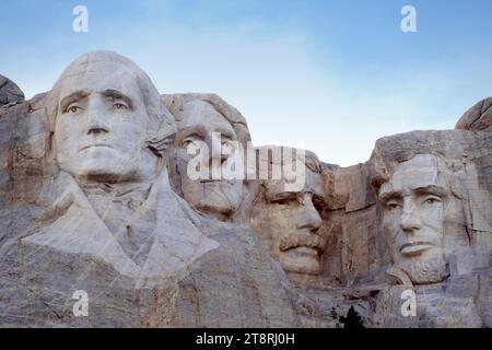 Mount Rushmore National Memorial, Mount Rushmore National Memorial ist eine massive Skulptur, die in den Mt. Rushmore in der Black Hills Region von South Dakota. Die Skulptur wurde von 1927 bis 1941 unter der Leitung von Gutzon und Lincoln Borglum fertiggestellt und zeigt die etwa 60 Fuß hohen Granitgesichter der US-Präsidenten George Washington, Thomas Jefferson, Theodore Roosevelt und Abraham Lincoln. Die Stätte verfügt auch über ein Museum mit interaktiven Ausstellungen Stockfoto