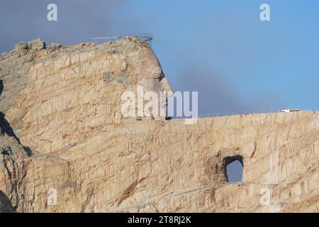 Crazy Horse Memorial, das Crazy Horse Memorial, ist ein Bergdenkmal, das sich auf privatem Gelände in den Black Hills im Custer County, South Dakota, USA befindet. Es zeigt Crazy Horse, einen Oglala Lakota-Krieger, der auf einem Pferd reitet und in die Ferne zeigt. Die Gedenkstätte wurde von Henry Standing Bear, einem älteren Lakota, in Auftrag gegeben und von Korczak Ziolkowski gestaltet. Sie wird von der Crazy Horse Memorial Foundation betrieben, einer privaten gemeinnützigen Organisation Stockfoto