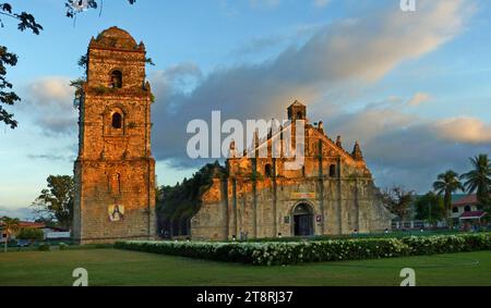 DIE PAOAY KIRCHE: Ilocos Norte, Philippinen, Paoay Kirche (auch bekannt als St. Augustine Church in Paoay) ist eine historische Kirche in Paoay, Ilocos Norte. Während der Philippinischen Revolution 1898 wurde der Glockenturm aus Korallensteinen von den Katipuneros als Beobachtungsposten genutzt. Die Kirche von Paoay ist Teil des UNESCO-Weltkulturerbes. Heute ist es Eigentum der Diözese Laoag, Ilocos Norte Stockfoto