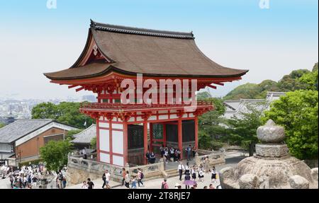 Kiyomizu-dera-Tempel. Kiyomizu-dera, offiziell Otowa-san Kiyomizu-dera, ist ein unabhängiger buddhistischer Tempel im Osten von Kyoto. Der Tempel ist Teil der historischen Denkmäler des antiken Kyoto-Weltkulturerbes Stockfoto