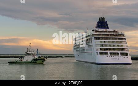 Andocken des Europa 2. Hafen von Timaru. NZ, MS Europa 2 ist ein Kreuzfahrtschiff, das von Hapag-Lloyd Cruises betrieben wird. Sie trat im Mai 2013 in Dienst und wurde seither von der Berlitz zum weltweit führenden Kreuzfahrtschiff ernannt Stockfoto