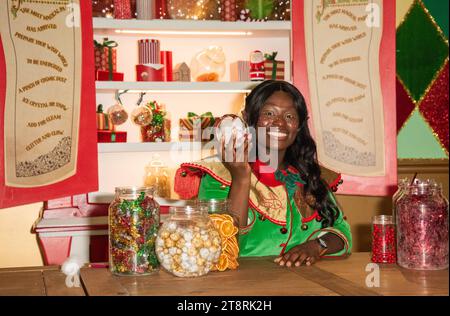 *** NUR REDAKTIONELLE VERWENDUNG *** Allgemeine Ansichten GV s während eines Fotoanrufs von WISHMAS Londons neuestes Weihnachtserlebnis in der Old Bauble Factory in der Launcelot Street in London, England. UK. Montag, 20. November 2023 - BANG MEDIA INTERNATIONAL FAMOUS PICTURES 28 HOLMES ROAD LONDON NW5 3AB VEREINIGTES KÖNIGREICH Tel. 44 0 02 7485 1005 E-Mail: picturesfamous.uk.com Copyright: XJamesxWarrenx adoco019 Credit: Imago/Alamy Live News Stockfoto