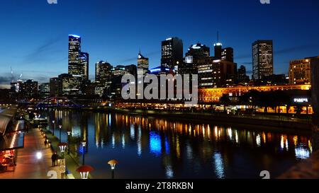 Melbourne bei Nacht. Aust, Melbourne, ist die Hauptstadt und bevölkerungsreichste Stadt des australischen Bundesstaates Victoria und die zweitbevölkerungsreichste Stadt Australiens. Der Name „Melbourne“ bezieht sich auf einen 9.900 km² großen Ballungsraum 3.800, der das größere Ballungsgebiet umfasst und gleichzeitig der gebräuchliche Name für das Stadtzentrum ist. Die Metropole liegt an der großen natürlichen Bucht von Port Phillip und dehnt sich in das Hinterland aus, in Richtung der Dandenong- und Makedongebirge, der Mornington-Halbinsel und des Yarra-Tals. Melbourne besteht aus 31 Gemeinden. Stockfoto