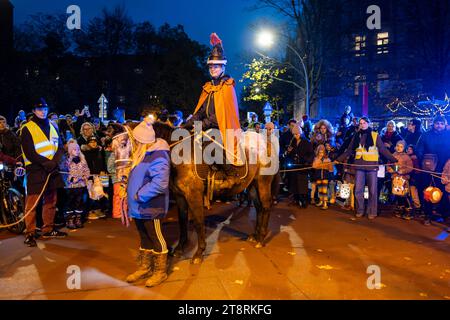 Traditioneller Laternenumzug zum Martinstag durch BerlinPrenzlauer