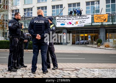 News Bilder des Tages DIGITAL-GIPFEL DER BUNDESREGIERUNG IN JENA 21/11/2023 - Jena: Demonstranten haben sich auf dem Vordach des Steigenberger Esplanade Jena Hotels, gegenüber dem Tagungsgebäude, postiert. Unter dem Jahresschwerpunktthema ãDigitale Transformation in der Zeitenwende. Nachhaltig. Widerstandsfähig. Zukunftsorientiert.Ò findet der Digital-Gipfel der Bundesregierung am 20. Und 21. November 2023 in Jena statt. /                     *** DIGITALER GIPFEL DER BUNDESREGIERUNG IN JENA 21 11 2023 Jenaer Demonstranten haben sich auf dem Dach des Steigenberger Esplanade Jena Hotels positioniert. Stockfoto