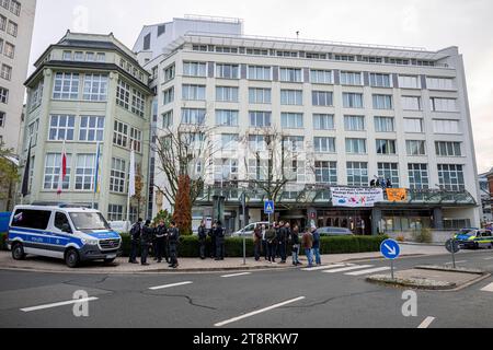 DIGITAL-GIPFEL DER BUNDESREGIERUNG IN JENA 21/11/2023 - Jena: Demonstranten haben sich auf dem Vordach des Steigenberger Esplanade Jena Hotels, gegenüber dem Tagungsgebäude, postiert. Unter dem Jahresschwerpunktthema ãDigitale Transformation in der Zeitenwende. Nachhaltig. Widerstandsfähig. Zukunftsorientiert.Ò findet der Digital-Gipfel der Bundesregierung am 20. Und 21. November 2023 in Jena statt. /                     *** DIGITAL SUMMIT DER BUNDESREGIERUNG IN JENA 21 11 2023 Jenaer Demonstranten haben sich auf dem Baldachin des Steigenberger Esplanade Jena Hotel gegenüber der Konferenz positioniert Stockfoto