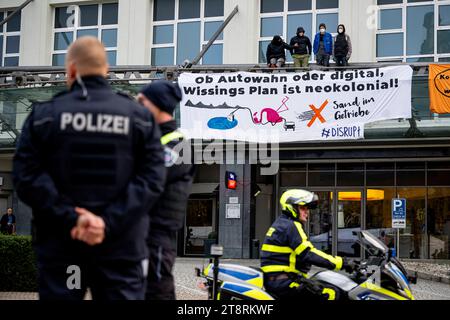 DIGITAL-GIPFEL DER BUNDESREGIERUNG IN JENA 21/11/2023 - Jena: Demonstranten haben sich auf dem Vordach des Steigenberger Esplanade Jena Hotels, gegenüber dem Tagungsgebäude, postiert. Unter dem Jahresschwerpunktthema ãDigitale Transformation in der Zeitenwende. Nachhaltig. Widerstandsfähig. Zukunftsorientiert.“ Findet der Digital-Gipfel der Bundesregierung am 20. Und 21. November 2023 in Jena statt./                    *** DIGITAL SUMMIT DER BUNDESREGIERUNG IN JENA 21 11 2023 Jenaer Demonstranten haben sich auf dem Baldachin des Steigenberger Esplanade Jena Hotel gegenüber der Konferenz positioniert Stockfoto