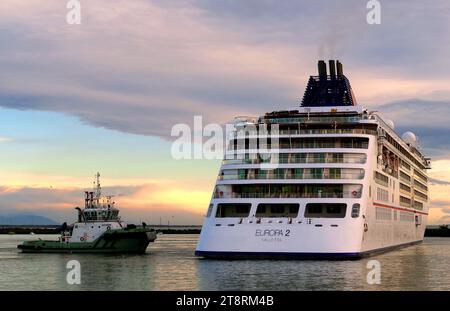 Ms Europa 2, MS Europa 2 ist ein Kreuzfahrtschiff, das von Hapag-Lloyd Cruises, einer deutschen Kreuzfahrtgesellschaft, betrieben wird. Sie trat im Mai 2013 in Dienst und wurde seither von der Berlitz zum weltweit führenden Kreuzfahrtschiff ernannt Stockfoto