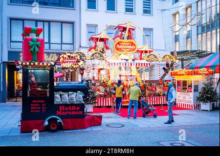 In Saarbrücken eröffnet am Montag 20.11.2023 der Christkindl-Markt. Zwischen St. Johanner Markt und Bahnhofstraße warten rund 80 Hütten auf die Besucher. Auch der fliegende Weihnachtsmann sowie das Jupiter Riesenrad gehören wieder zu den Attraktionen. *** Der Christkindl-Markt öffnet in Saarbrücken am Montag, den 20. 11. 2023 rund 80 Hütten erwarten die Besucher zwischen St. Johanner Markt und Bahnhofstraße. Auch der fliegende Weihnachtsmann und das Jupiter Riesenrad gehören wieder zu den Attraktionen Bub Credit: Imago/Alamy Live News Stockfoto