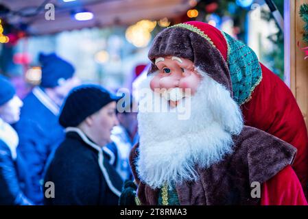 In Saarbrücken eröffnet am Montag 20.11.2023 der Christkindl-Markt. Zwischen St. Johanner Markt und Bahnhofstraße warten rund 80 Hütten auf die Besucher. Auch der fliegende Weihnachtsmann sowie das Jupiter Riesenrad gehören wieder zu den Attraktionen. *** Der Christkindl-Markt öffnet in Saarbrücken am Montag, den 20. 11. 2023 rund 80 Hütten erwarten die Besucher zwischen St. Johanner Markt und Bahnhofstraße. Auch der fliegende Weihnachtsmann und das Jupiter Riesenrad gehören wieder zu den Attraktionen Bub Credit: Imago/Alamy Live News Stockfoto