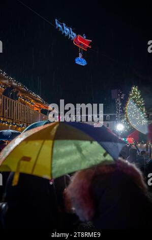 In Saarbrücken eröffnet am Montag 20.11.2023 der Christkindl-Markt. Zwischen St. Johanner Markt und Bahnhofstraße warten rund 80 Hütten auf die Besucher. Auch der fliegende Weihnachtsmann sowie das Jupiter Riesenrad gehören wieder zu den Attraktionen. *** Der Christkindl-Markt öffnet in Saarbrücken am Montag, den 20. 11. 2023 rund 80 Hütten erwarten die Besucher zwischen St. Johanner Markt und Bahnhofstraße. Auch der fliegende Weihnachtsmann und das Jupiter Riesenrad gehören wieder zu den Attraktionen Bub Credit: Imago/Alamy Live News Stockfoto