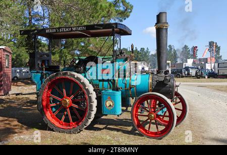 Foster Traction Engine, William Foster & Co Ltd, war ein Landmaschinenunternehmen mit Sitz in Lincoln, Lincolnshire, England, das normalerweise nur „Fosters of Lincoln“ genannt wird. Das Unternehmen kann bis ins Jahr 1846 zurückverfolgt werden, als William Foster eine Getreidemühle in Lincoln kaufte. William Foster begann dann mit der Kleinfertigung von Mühlen- und Dreschmaschinen. Die Mühle wurde 1856 in eine Eisengießerei umgewandelt und wurde somit zur ursprünglichen Wellington, New Zealand Foundry. Während des Ersten Weltkriegs bauten sie die ersten Panzer für die britische Armee Stockfoto