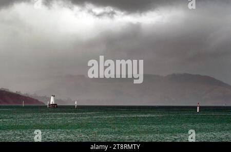 Sturm nähert sich. Lyttelton NZ ist eine Hafenstadt am Nordufer des Lyttelton Harbour, am nordwestlichen Ende der Banks Peninsula und in der Nähe von Christchurch, Neuseeland, an der Ostküste der Südinsel Neuseelands Stockfoto