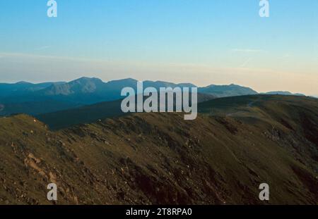 Der Bergkamm, der vom Old man of Coniston zum Swirl How Coniston führt, der Lake District England Stockfoto