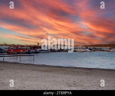 Kleiner Hafen am Müritzsee im Mecklenburgischen Seengebiet Stockfoto