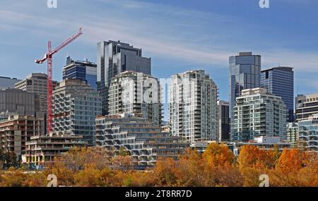 Calgary ist eine Stadt in der kanadischen Provinz Alberta. Er liegt am Zusammenfluss des Bow River und des Elbow River im Süden der Provinz, in einem Gebiet von Ausläufern und Prärie, etwa 80 km (50 mi) östlich der vorderen Gebirgsketten der Kanadischen Rocky Mountains. Die Stadt ankert am südlichen Ende dessen, was Statistics Canada als „Calgary–Edmonton Corridor“ definiert Stockfoto