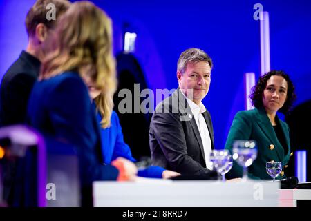 DIGITAL-GIPFEL DER BUNDESREGIERUNG IN JENA 21/11/2023 - Jena: Der Bundesminister für Wirtschaft und Klimaschutz, Robert Habeck BÜNDNIS 90/DIE GRÜNEN, in der Podiumsdiskussion zum Thema KI und Ethik. Unter dem Jahresschwerpunktthema ãDigitale Transformation in der Zeitenwende. Nachhaltig. Widerstandsfähig. Zukunftsorientiert.“ Findet der Digital-Gipfel der Bundesregierung am 20. Und 21. November 2023 in Jena statt./                    *** DIGITALGIPFEL DER BUNDESREGIERUNG IN JENA 21 11 2023 Jena Bundesminister für Wirtschaft und Klimaschutz, Robert Habeck Allianz 90 die Grünen, in Stockfoto