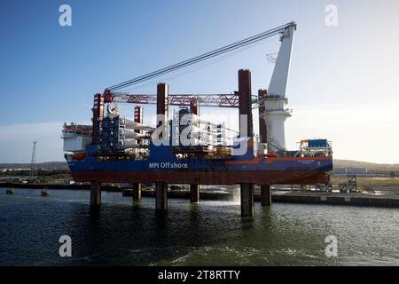 Verladung von Windturbinenschaufeln auf das mpi Adventure Offshore-Windturbineninstallations- und Wartungsschiff belfast Harbour, belfast, nördlicher Irelan Stockfoto