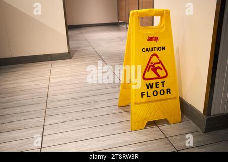 Achtung: Nasser Boden Warnschild in einem Badezimmer an Bord einer irischen Fähre stena Line uk Stockfoto