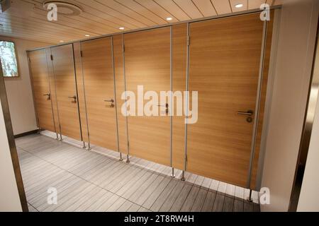 Geschlossene Türen zu Toilettenkabinen an Bord einer irischen Fähre stena Line uk Stockfoto