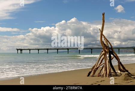 Beach Art. New Brighton Beach. NZ, es gab zwei New Brighton Piers in New Brighton, Neuseeland. Der erste Pier in Holzbauweise wurde am 18. Januar 1894 eröffnet und am 12. Oktober 1965 abgerissen. Der heutige Betonpfeiler wurde am 1. November 1997 eröffnet. Es ist eine der Ikonen von Christchurch, Neuseeland Stockfoto