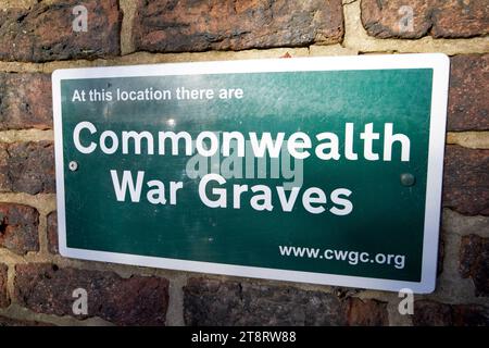 commonwealth-Kriegsgräber Schild auf der Kirchhof-Mauer St. cuthberts Church of england Kirche Churchtown southport merseyside england großbritannien Stockfoto