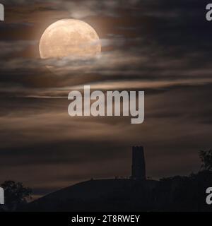 Ein Vollmond (Buck Moon), der 2022 hinter Glastonbury Tor, Glastonbury, Somerset, England, Großbritannien, aufging Stockfoto