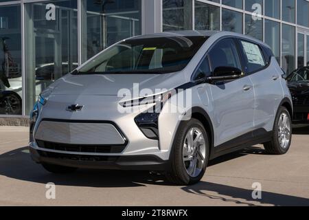 Indianapolis - 19. November 2023: Chevrolet Bolt EV Elektrofahrzeug Display. Chevy stellt den aktuellen Bolt EV und EUV nach dem Modell 2023 ein Stockfoto