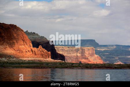 Der Lake Powell ist ein Stausee am Colorado River, der an der Grenze zwischen Utah und Arizona liegt. Der größte Teil des Lake Powell, zusammen mit dem Rainbow Bridge National Monument, befindet sich in Utah. Es ist ein wichtiger Urlaubsort, den rund zwei Millionen Menschen jedes Jahr besuchen. Es ist das zweitgrößte künstliche Reservoir in den Vereinigten Staaten nach Lake Mead und speichert 24.322.069 Acre ft (3,0000830 x 1010 m3) Wasser, wenn es voll ist. Stockfoto