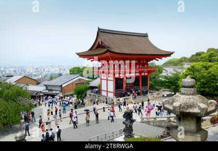 Kiyomizu-dera-Tempel. Kiyomizu-dera, offiziell Otowa-san Kiyomizu-dera, ist ein unabhängiger buddhistischer Tempel im Osten von Kyoto. Der Tempel ist Teil der historischen Denkmäler des antiken Kyoto-Weltkulturerbes Stockfoto