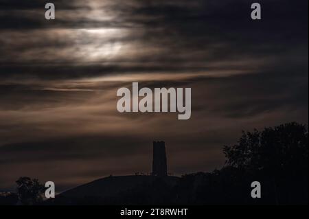 Ein Vollmond (Buck Moon), der 2022 hinter Glastonbury Tor, Glastonbury, Somerset, England, Großbritannien, aufging Stockfoto