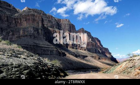 Tief im Grand Canyon beginnt dieses ganztägige Abenteuer in Williams, Arizona, wo Sie an Bord unseres Reisebusses oder Minibusses steigen. Während Sie sich in unseren geräumigen, komfortablen Sitzen entspannen, fahren Sie auf einem der letzten verbleibenden Abschnitte der ursprünglichen historischen Route 66 nach Peach Springs, AZ in der Hualapai Nation Stockfoto