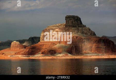 Der Lake Powell ist ein Stausee am Colorado River, der an der Grenze zwischen Utah und Arizona liegt. Der größte Teil des Lake Powell, zusammen mit dem Rainbow Bridge National Monument, befindet sich in Utah. Es ist ein wichtiger Urlaubsort, den rund zwei Millionen Menschen jedes Jahr besuchen. Es ist das zweitgrößte künstliche Reservoir in den Vereinigten Staaten nach Lake Mead und speichert 24.322.069 Acre ft (3,0000830 x 1010 m3) Wasser, wenn es voll ist. Stockfoto