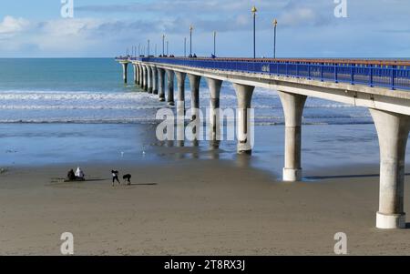 New Brighton Pier, Christchurch, Neuseeland. NZ, es gab zwei New Brighton Piers in New Brighton, Neuseeland. Der erste Pier in Holzbauweise wurde am 18. Januar 1894 eröffnet und am 12. Oktober 1965 abgerissen. Der heutige Betonpfeiler wurde am 1. November 1997 eröffnet. Es ist eine der Ikonen von Christchurch, Neuseeland Stockfoto