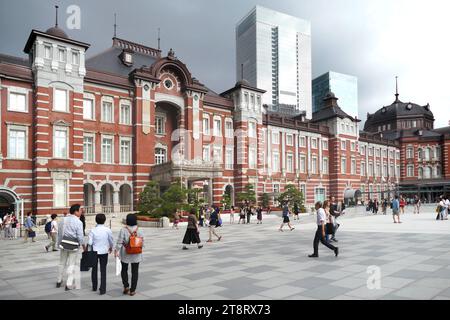 Tokyo Station, Tokyo Station, ist ein Bahnhof in der Stadt Chiyoda, Tokio, Japan. Der ursprüngliche Bahnhof befindet sich im Geschäftsviertel Marunouchi von Chiyoda in der Nähe des Hofes des Kaiserpalastes. Die neuere östliche Erweiterung ist nicht weit vom Geschäftsviertel Ginza entfernt Stockfoto