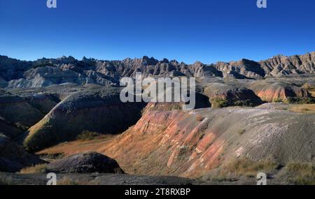 Der Badlands-Nationalpark (Lakota: Makȟóšiča) ist ein US-amerikanischer Nationalpark im Südwesten von South Dakota. Der Park schützt 242.756 Acres (379,3 Quadratmi; 982,4 km2) stark erodierte Steilkübel und Zinnen sowie die größte ungestörte Mischgrasprärie in den Vereinigten Staaten. Der National Park Service verwaltet den Park, wobei die South Unit gemeinsam mit dem Stamm der Oglala Lakota verwaltet wird Stockfoto