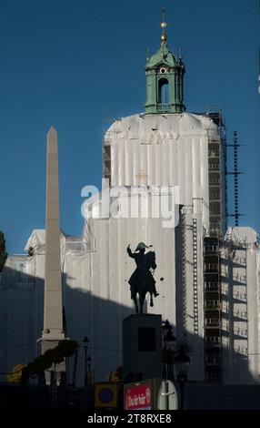 25. September 2021, Stockholm, Schweden: Jean-Baptiste Jules Bernadotte, ein 1763 in Frankreich geborener Bürgermeister, stieg zu einem der siegreichsten Armeekommandanten Napoleons auf. Er wurde auf den schwedischen Thron rekrutiert, als König Karl XIII. Keinen königlichen Erben hervorbringen konnte. Bernadotte regierte als König Karl XIV. Johan und wurde der erste der Bernadotte-Dynastie, die bis heute regiert. Der Obelisk ersetzt einen von König Gustav III. In Auftrag gegebenen und 1800 errichteten Obelisk. (Kreditbild: © Robert Holmqvist/ZUMA Press Wire) NUR REDAKTIONELLE VERWENDUNG! Nicht für kommerzielle ZWECKE! Stockfoto