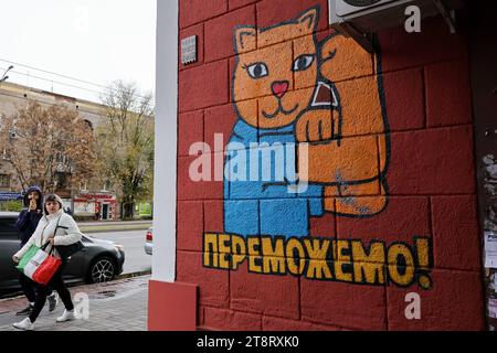 An der Wand eines Gebäudes in Zaporischzhia ist ein patriotisches Katzengraffiti (geschrieben – „will win“), das von der LBWS CAT UKRAINE-Mannschaft hergestellt wurde, zu sehen. LBWS CAT UKRAINE ist ein Team von Künstlern aus Odesa City, die patriotische Straßenkunst mit verschiedenen Bildern von Katzen in Kriegszeiten kreieren. Die Künstler sagen, dass sie Katzen ausgewählt haben, weil dies eines der inoffiziellen Symbole ihrer Heimatstadt Odesa ist. Ihor Matroskyn und Andrii Bilyi kommen beide aus Odesa und sind Teil der LBWS CAT UKRAINE, die derzeit aus fünf Personen besteht, von denen die meisten lieber anonym bleiben. Die Künstler verwenden ihre eigenen Mittel für ihre Stockfoto