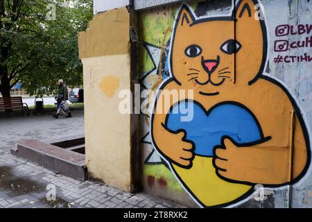 An der Wand eines Gebäudes in Zaporischzhia ist ein patriotisches Katzengraffiti zu sehen, das vom LBWS CAT UKRAINE Team hergestellt wurde. LBWS CAT UKRAINE ist ein Team von Künstlern aus Odesa City, die patriotische Straßenkunst mit verschiedenen Bildern von Katzen in Kriegszeiten kreieren. Die Künstler sagen, dass sie Katzen ausgewählt haben, weil dies eines der inoffiziellen Symbole ihrer Heimatstadt Odesa ist. Ihor Matroskyn und Andrii Bilyi kommen beide aus Odesa und sind Teil der LBWS CAT UKRAINE, die derzeit aus fünf Personen besteht, von denen die meisten lieber anonym bleiben. Die Künstler nutzen ihre eigenen Mittel für ihre Arbeit und setzen sich auch auf sie Stockfoto