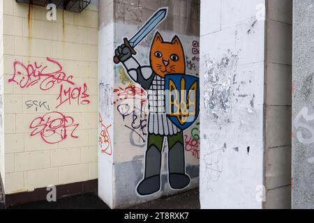 An der Wand eines Gebäudes in Zaporischzhia ist ein patriotisches Katzengraffiti zu sehen, das vom LBWS CAT UKRAINE Team hergestellt wurde. LBWS CAT UKRAINE ist ein Team von Künstlern aus Odesa City, die patriotische Straßenkunst mit verschiedenen Bildern von Katzen in Kriegszeiten kreieren. Die Künstler sagen, dass sie Katzen ausgewählt haben, weil dies eines der inoffiziellen Symbole ihrer Heimatstadt Odesa ist. Ihor Matroskyn und Andrii Bilyi kommen beide aus Odesa und sind Teil der LBWS CAT UKRAINE, die derzeit aus fünf Personen besteht, von denen die meisten lieber anonym bleiben. Die Künstler nutzen ihre eigenen Mittel für ihre Arbeit und setzen sich auch auf sie Stockfoto