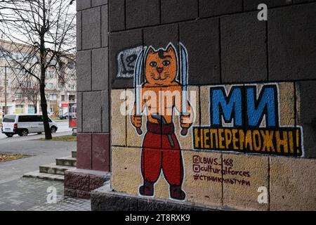 An der Wand eines Gebäudes in Zaporischzhia ist ein patriotisches Katzengraffiti (geschrieben: „Wir sind unbesiegbar“), das vom LBWS CAT UKRAINE-Team hergestellt wurde. LBWS CAT UKRAINE ist ein Team von Künstlern aus Odesa City, die patriotische Straßenkunst mit verschiedenen Bildern von Katzen in Kriegszeiten kreieren. Die Künstler sagen, dass sie Katzen ausgewählt haben, weil dies eines der inoffiziellen Symbole ihrer Heimatstadt Odesa ist. Ihor Matroskyn und Andrii Bilyi kommen beide aus Odesa und sind Teil der LBWS CAT UKRAINE, die derzeit aus fünf Personen besteht, von denen die meisten lieber anonym bleiben. Die Künstler verwenden ihre eigenen Mittel Stockfoto