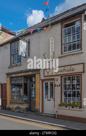 Hay-on Wye ist bekannt für seine Buchläden und andere malerische Geschäfte. Hey-on-Wye, Powys, Wales, Großbritannien Stockfoto